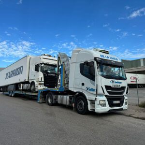 GONDOLA CARGADA CON CABEZA TRACTORA Y SEMIRREMOLQUE